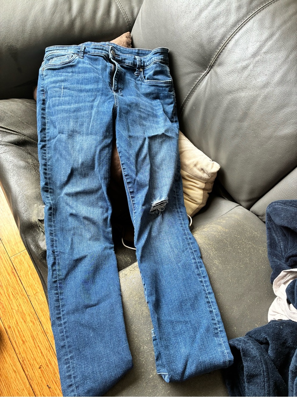 Kut from the Kloth Blue Straight-Leg Jeans with Knee Distress